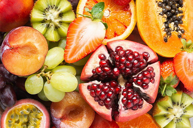 エラグ酸を多く含む食品にはイチゴ、ラズベリー、クランベリー、ブドウ、ブラックベリー、くるみ、ざくろ、ヤマモモ、パイナップルなどがある