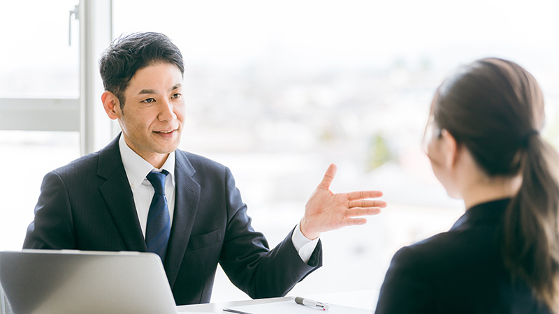 プレゼンテーションで活発に発言する男性。